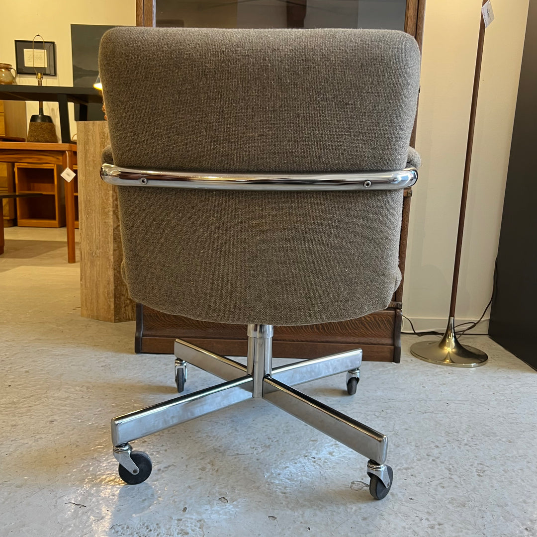 1980s Chromecraft Swivel Armchair w/Buff Fabric