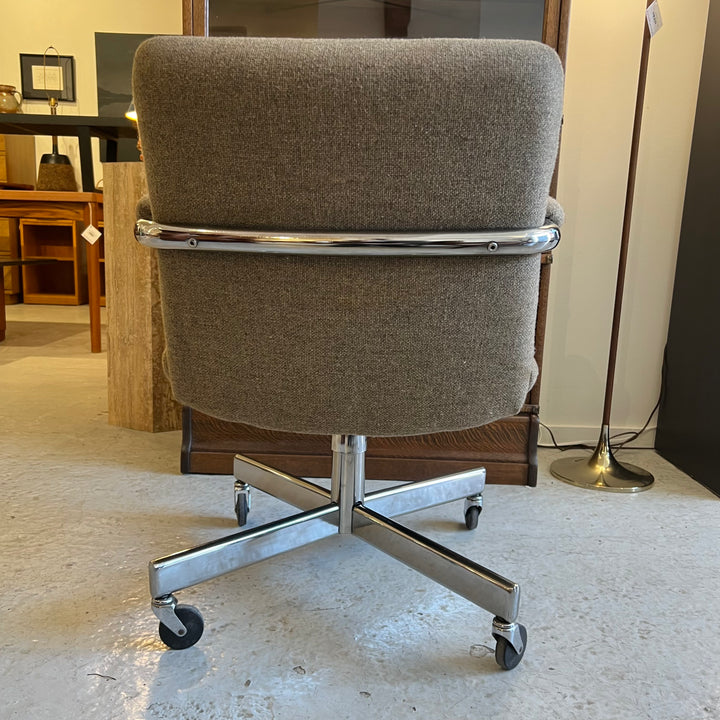 1980s Chromecraft Swivel Armchair w/Buff Fabric